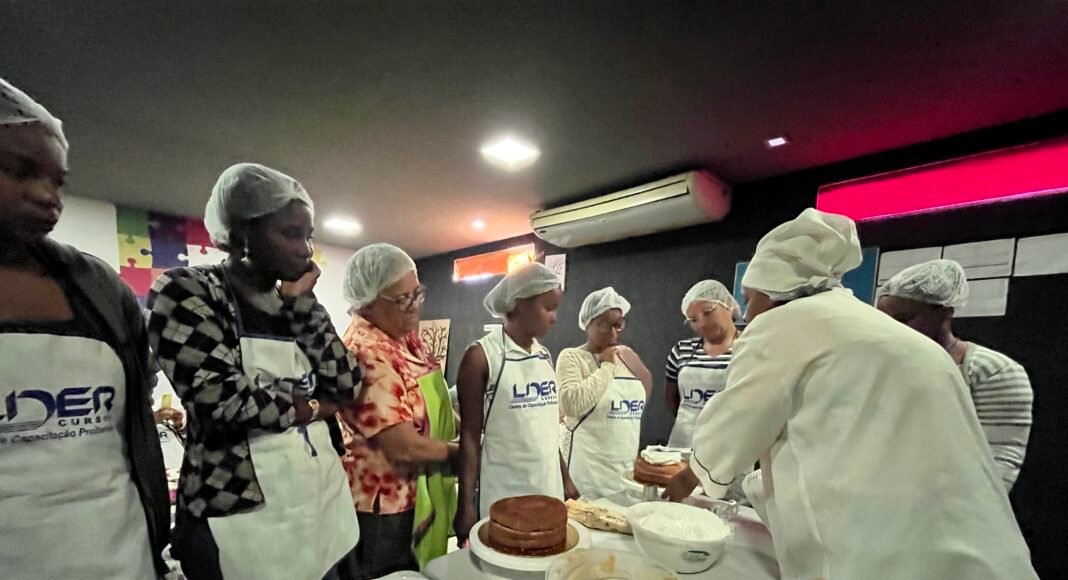 Oficina de Confeitaria Básica no CRAS Mangalô capacita moradores para geração de renda