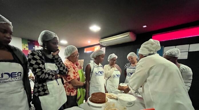 Oficina de Confeitaria Básica no CRAS Mangalô capacita moradores para geração de renda