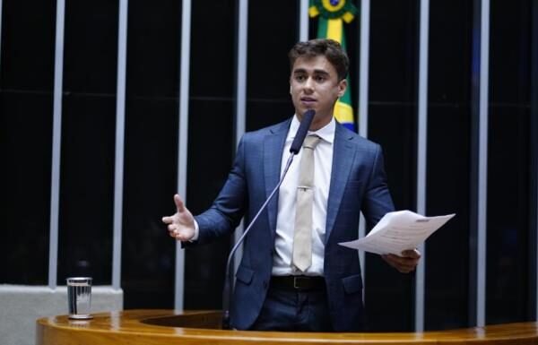 Nikolas Ferreira ironiza conivência com erros da esquerda