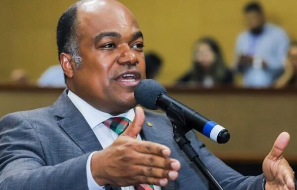 Samuel Júnior critica silêncio do PT após ação da PF contra irmão de Lula