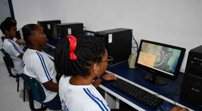 Alunos recebem certificado de curso profissionalizante de informática