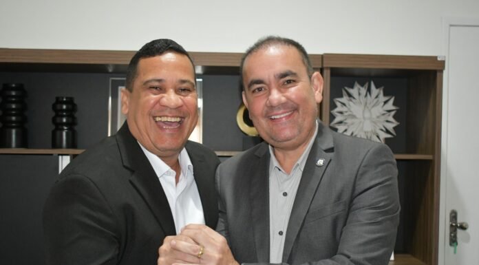 Prefeito Gustavo Carmo transmite cargo ao vice Luciano Sérgio antes de viagem internacional