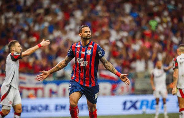 Bahia vence o Flamengo, quebra tabu e encosta no G-4 do Brasileirão