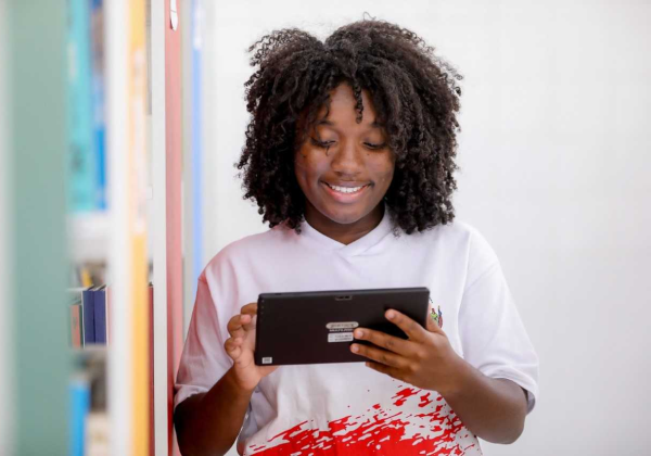 aluno-aluna-estudante-usando-tablet-governo-da-bahia