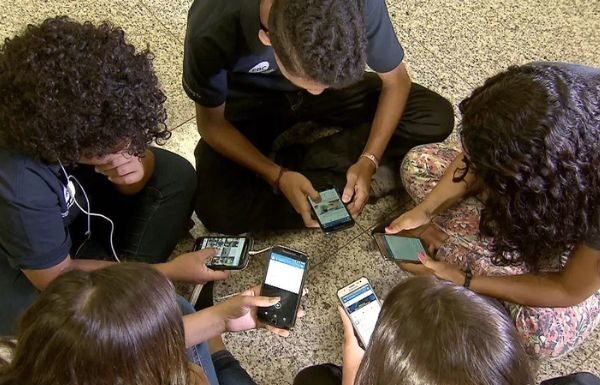 Uso de internet nas escolas cai para 37% em 2025, revela pesquisa