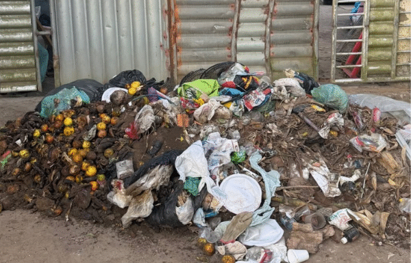 Prefeito na Bahia devolve lixo descartado irregularmente na porta do responsável