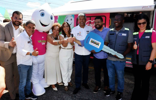 Bahia entrega novos micro-ônibus para Policlínicas Regionais