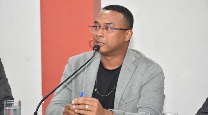 Vereador Gleyser Soares cobra solução imediata para abrigos de ônibus e celebra retomada de obras no Parque Morada do Sol