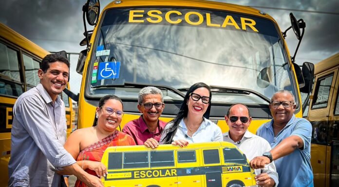 Deputada Ludmilla Fiscina entrega ônibus escolar para Esplanada e reservatórios de água para Alagoinhas