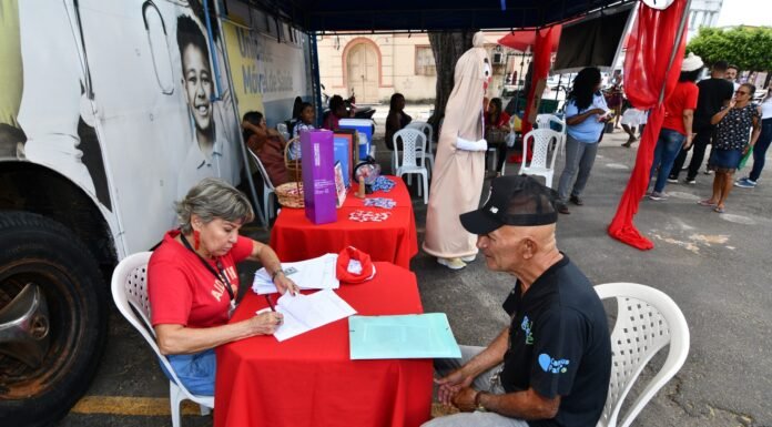 Alagoinhas inicia ações do Dezembro Vermelho com testagem rápida e vacinação no centro da cidade