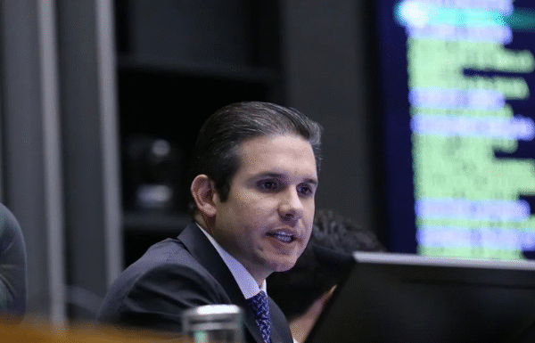 Hugo Motta cria comissão para discutir tarifa zero no transporte público