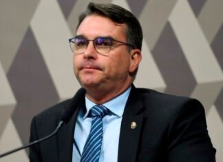 Flávio Bolsonaro protocola PEC para acabar com reeleição e defende mandato único
