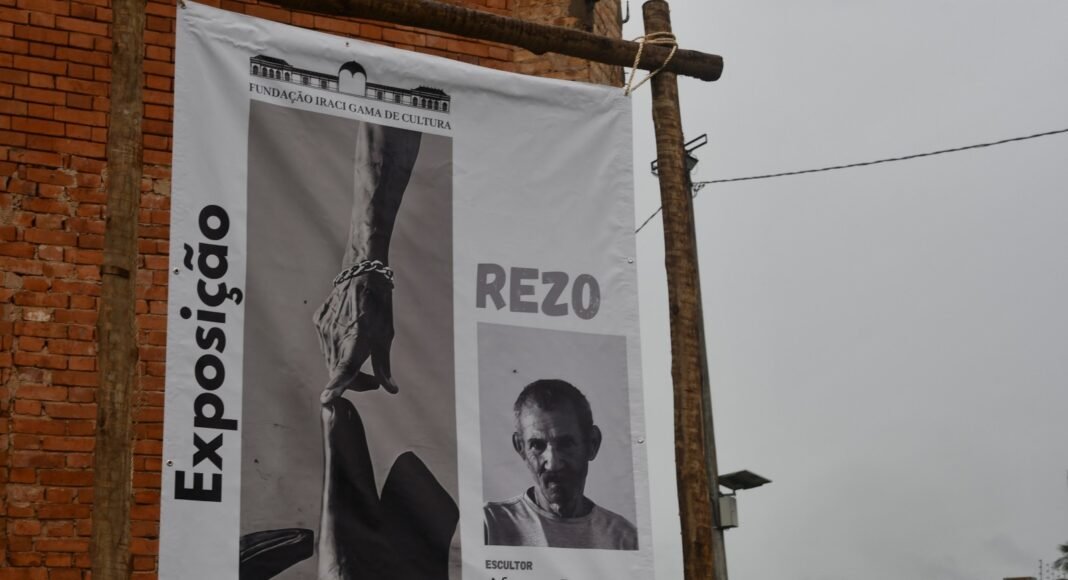 Exposição “Rezo” transforma madeira e memória em arte