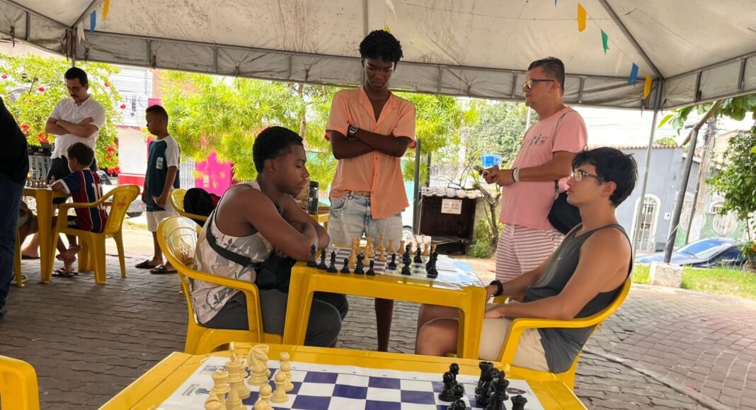 Xadrez na Praça reúne jogadores e incentiva aprendizado e raciocínio lógico