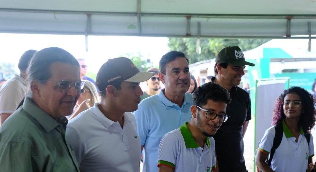 Gustavo Carmo recebe comitiva de autoridades durante a Sealba Alagoinhas