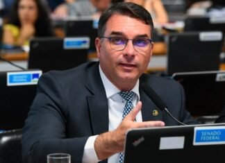 Flávio Bolsonaro apresenta PEC para acabar com reeleição presidencial