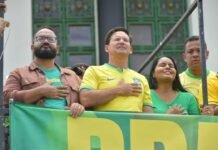 João Roma critica governo petista e defende Bolsonaro em ato no Farol da Barra