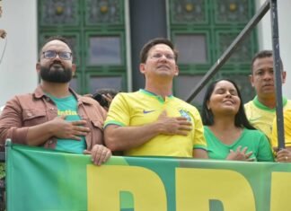 João Roma critica governo petista e defende Bolsonaro em ato no Farol da Barra