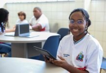 Estudantes da rede estadual podem acessar quase 8 mil obras literárias pelos tablets