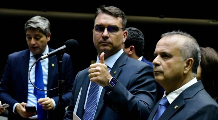 Equipe de pré-campanha de Flávio Bolsonaro prepara ofensiva contra PT da Bahia