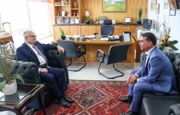 Flávio Bolsonaro se reúne com Fachin em meio à polêmica da Lei da Dosimetria
