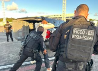 Chega a Salvador avião com casal líder de facção preso na Bolívia