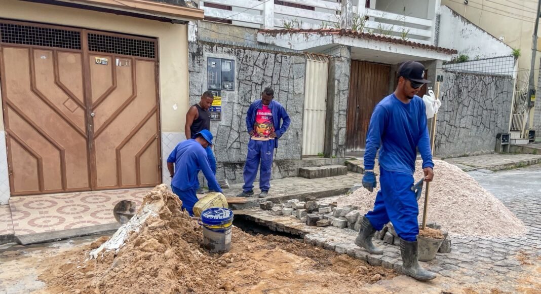 Prefeitura realiza obra de drenagem na Travessa 21 de Abril