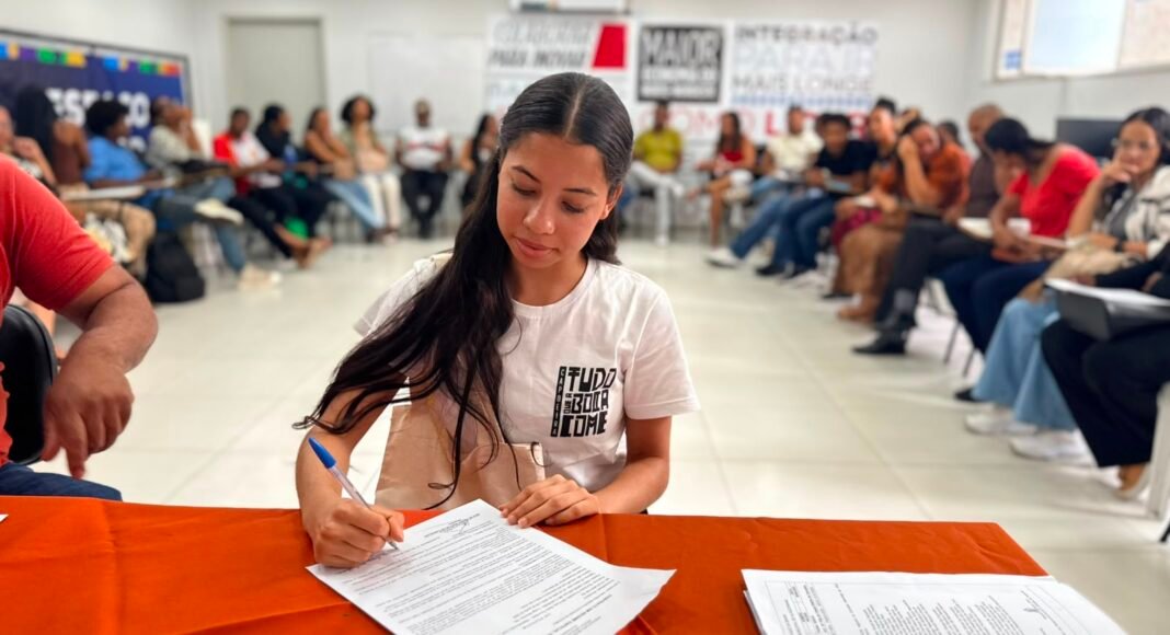 Prefeitura de Alagoinhas dá posse a 37 profissionais aprovados no REDA