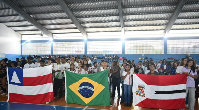 Abertura da 6ª Olimpíada Intercolegial de Alagoinhas reúne estudantes de diferentes redes de ensino em competição esportiva