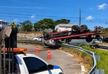 Caminhão-guincho capota e deixa motorista ferido em retorno da Estrada do Coco, em Guarajuba