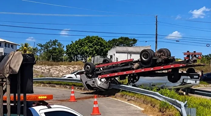 Caminhão-guincho capota e deixa motorista ferido em retorno da Estrada do Coco, em Guarajuba
